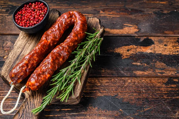 Chorizo Wieprzowina Suche Peklowane Mięso Kiełbasa Drewnianej Desce Rozbioru Ciemne — Zdjęcie stockowe