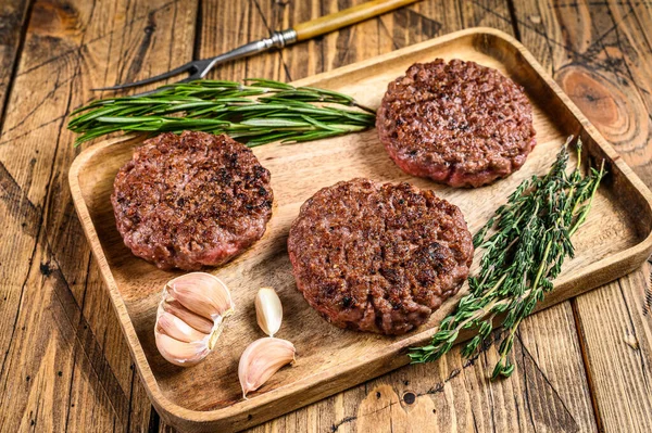 Grill Grillad Köttfärs Biffar Malet Kött Träbricka Trä Bakgrund Ovanifrån — Stockfoto