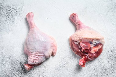 Bedava çiğ ördek bacağı. Beyaz arka plan. Üst görünüm.