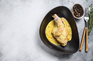 Biberiye ve sarımsaklı haşlanmış tavşan bacağı. Gri arka plan. Üst Manzara. Boşluğu kopyala.