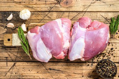 Pişirmek için baharatlı çiğ hindi fileto. Ahşap arka plan. Üst görünüm.