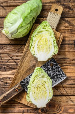 Taze yeşil uçlu lahana. Ahşap arka plan. Üst görünüm.