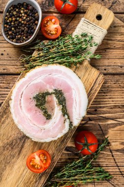 Pancetta, tipik İtalyan usulü çiğ pastırma. Ahşap arka plan. Üst görünüm.