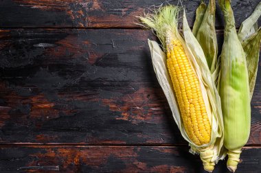 Tahta masada olgun mısır taneleri. Ahşap arka plan. Üst Manzara. Boşluğu kopyala.
