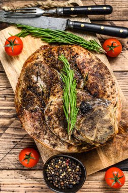 Tahtada kızarmış domuz budu. Bacak eti. Ahşap arka plan. Üst görünüm.