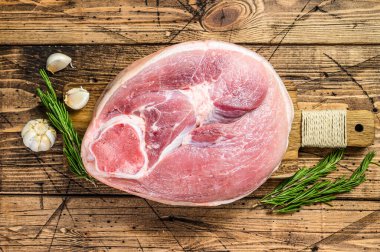 Çiğ domuz budu, bacak. Taze çiftlik eti. Ahşap arka plan. Üst görünüm.