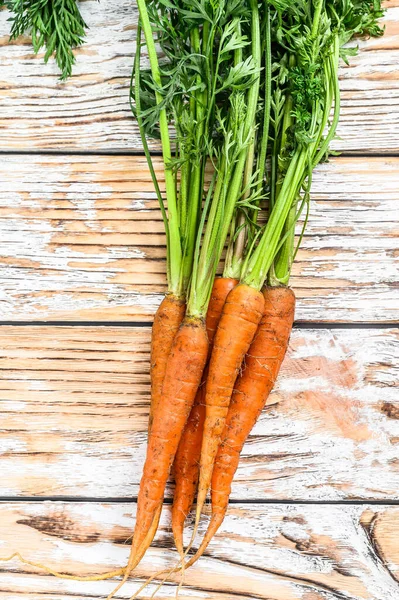 Куча Свежей Моркови Зелеными Листьями Белый Фон Вид Сверху — стоковое фото