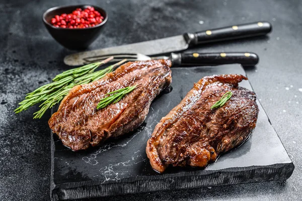 Grillezett Rámpa Kupak Steak Egy Aprító Fórumon Fekete Háttér Felülnézet — Stock Fotó