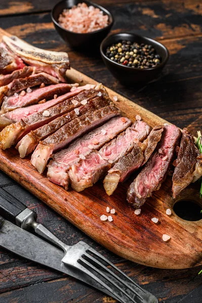 Ribeye Steak Kosti Grilované Hovězí Maso Dřevěné Tmavé Pozadí Horní — Stock fotografie