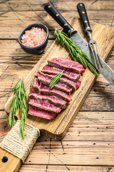 奖章在切菜板上的牛肉嫩叶上冒出蒸汽 木制背景 顶部视图 — 图库照片