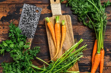 Üstü kesilmiş turuncu organik havuç. Karanlık arka plan. Üst görünüm.