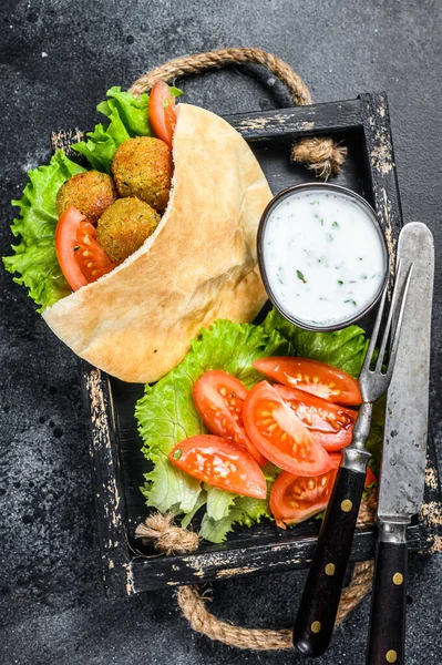 Falafel Met Groenten Saus Pitabrood Vegetarische Kebab Sandwich Zwarte Achtergrond — Stockfoto