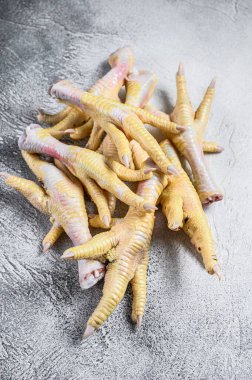 Mutfak masasında çiğ tavuk ayağı. Beyaz arka plan. Üst görünüm.