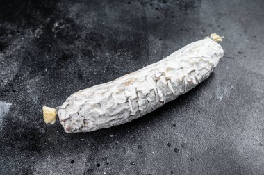 İspanyol kurutulmuş salçalı salamı. Siyah arka plan. Üst görünüm.