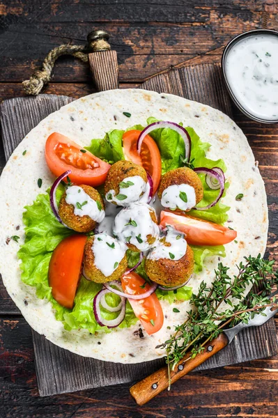 Vegetarische Falafel Met Groenten Tzatziki Saus Een Tortilla Brood Donker — Stockfoto