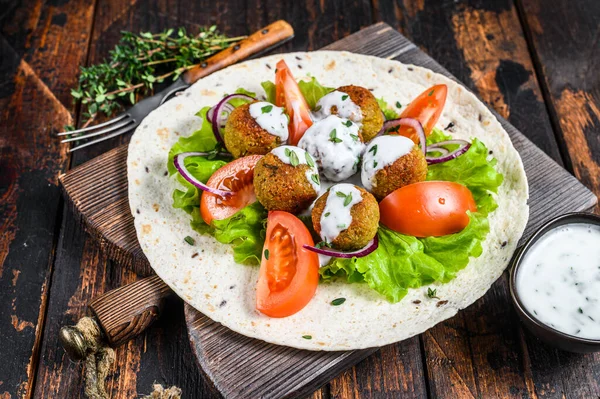 Vegetarische Falafel Met Groenten Tzatziki Saus Een Tortilla Brood Donker — Stockfoto
