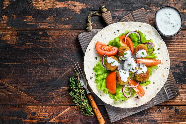 Vegetarische Falafel Mit Gemüse Und Tzatziki Sauce Auf Tortilla Brot — Stockfoto