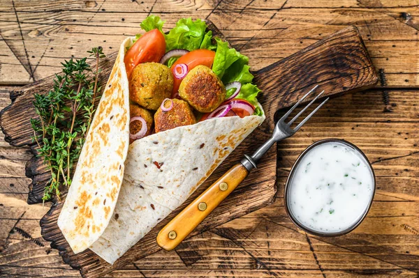Vegetarische Tortilla Wrap Met Falafel Verse Salade Veganistische Taco Houten — Stockfoto
