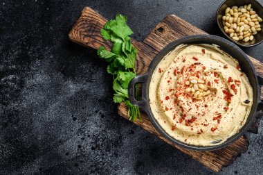 Nohut ve maydanozlu humus ezmesi. Siyah arka plan. Üst Manzara. Boşluğu kopyala.