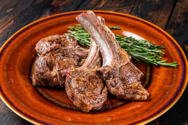 BBQ ızgara kuzu eti, et ve biftek. Koyu ahşap arka plan. Üst görünüm.