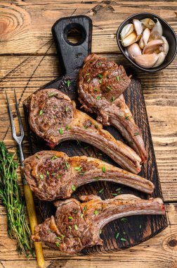 Izgara kuzu eti, et, pirzola ve biftek. Ahşap arka plan. Üst görünüm.