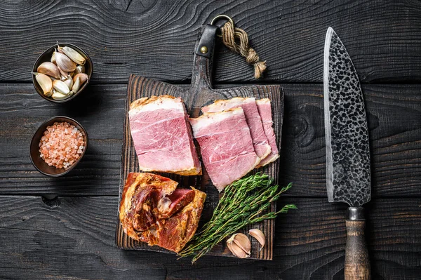 在木制切菜板上的烟熏猪肉卷肉 黑色木制背景 顶部视图 — 图库照片