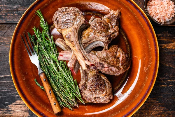 バーベキューグリルラム肉肉は プレート上のステーキをチョップ 暗い木製の背景 トップ表示 — ストック写真