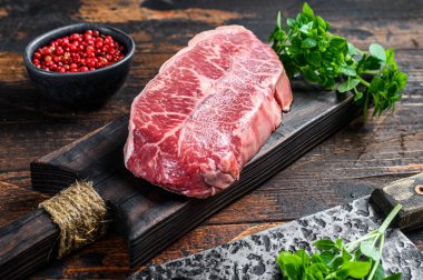 Çiğ mermer biftek. Koyu ahşap arka plan. Üst görünüm