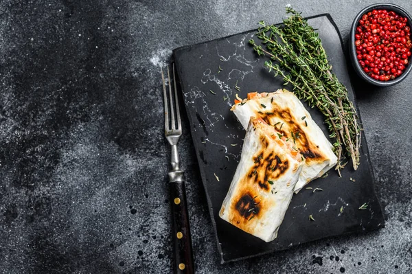 Dönerrolle Einer Lavasch Mit Hühner Und Rindfleisch Black Wooden Hintergrund — Stockfoto