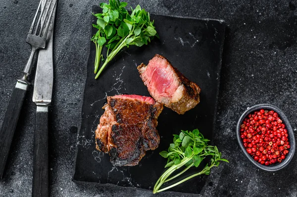 Gegrilde Biefstuk Van Marmer Zwarte Achtergrond Bovenaanzicht — Stockfoto