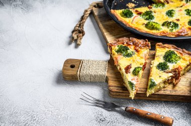 Somon, brokoli ve kremayla dilimlenmiş turta. Beyaz arka plan. Üst Manzara. Boşluğu kopyala.