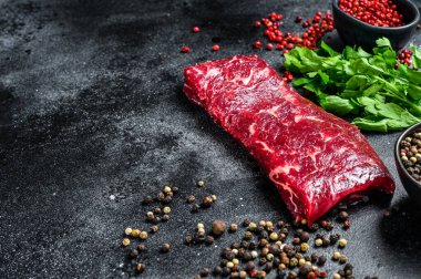 Çiğ mermer biftek. Siyah arka plan. Üst Manzara. Boşluğu kopyala.