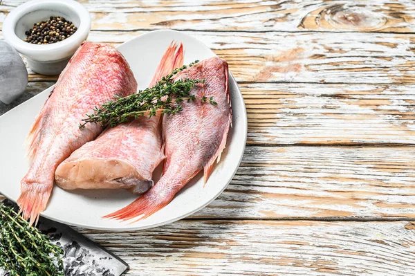 Whole Raw Red Snapper Fish Plate White Wooden Background Top — Stock Photo, Image