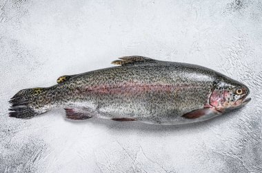 Masadaki çiğ Gökkuşağı alabalığı balığı. Beyaz arka plan. Üst görünüm.