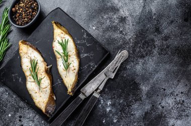 Biberiyeli balık bifteği. Siyah arka plan. Üst Manzara. Boşluğu kopyala.