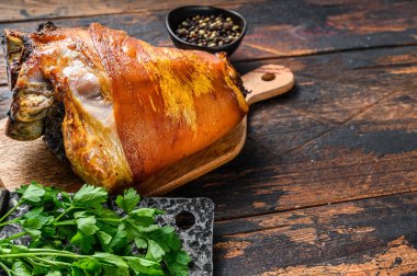 Pişmiş domuz budu. Siyah ahşap arka plan. Üst Manzara. Boşluğu kopyala.