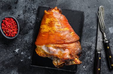 Pembe biber ve baharatlı domuz kızartması. Siyah arka plan. Üst görünüm.