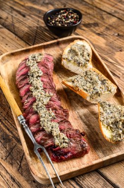 Pala ızgarası ya da biftek. Ahşap arka plan. Üst görünüm.