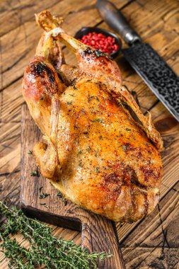 Noel kazını otlarla pişirdim. Ahşap arka plan. Üst görünüm.