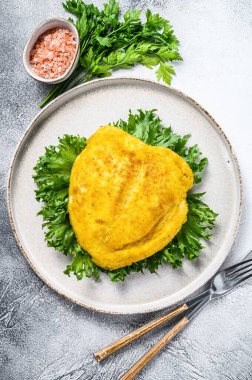Kızarmış sosis şnitzel. Gri arka plan. Üst görünüm.