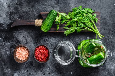 Yeşil tuzlu salatalık. Konserve sebze. Siyah arka plan. Üst görünüm.