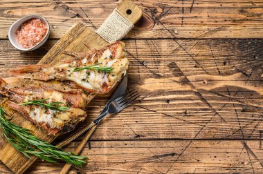 Kesme tahtasında ızgara Red Seabass. Ahşap arka plan. Üst Manzara. Boşluğu kopyala.