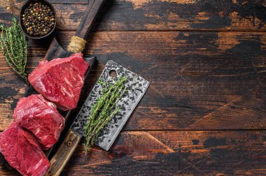 Kesme tahtasındaki çiğ karaciğer sakatatı. Koyu ahşap arka plan. Üst Manzara. Boşluğu kopyala.