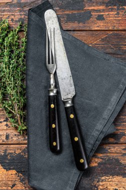 Eski çatal ve bıçak takımı. Karanlık ahşap arka plan. Üst görünüm.