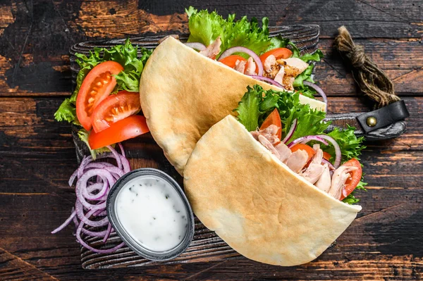 Griekse Gyros Gewikkeld Pitabroodjes Met Groenten Saus Donker Houten Achtergrond — Stockfoto