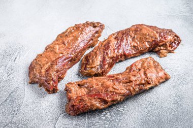 Çiğ ve marine edilmiş biftekler. Beyaz arka plan. Üst görünüm.