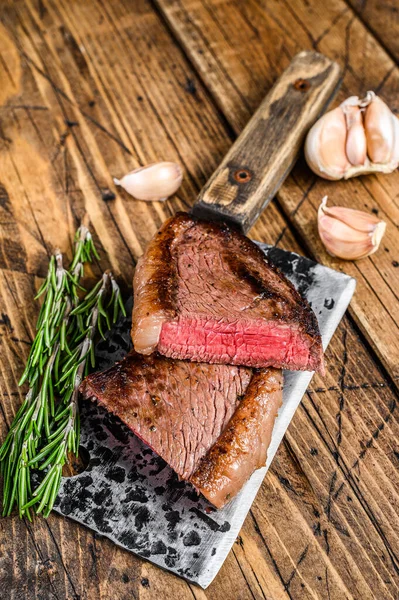 Grilovaný Hovězí Steak Svíčkovou Sekáčku Dřevěné Pozadí Horní Pohled — Stock fotografie