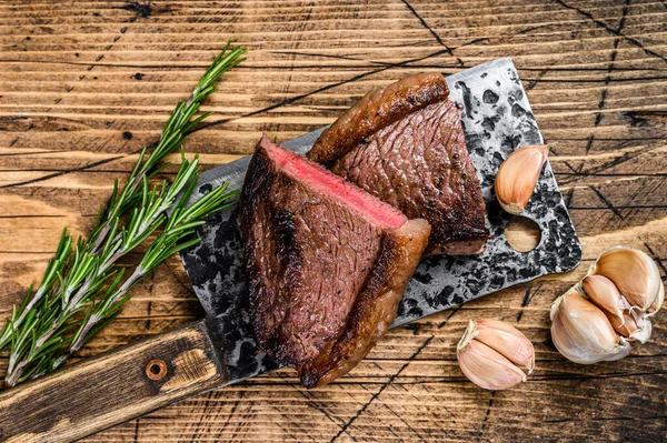 Grilovaný Hovězí Steak Svíčkovou Sekáčku Dřevěné Pozadí Horní Pohled — Stock fotografie