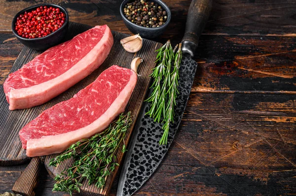 Rauwe Biefstuk Van Biefstuk Een Snijplank Donker Houten Achtergrond Bovenaanzicht — Stockfoto