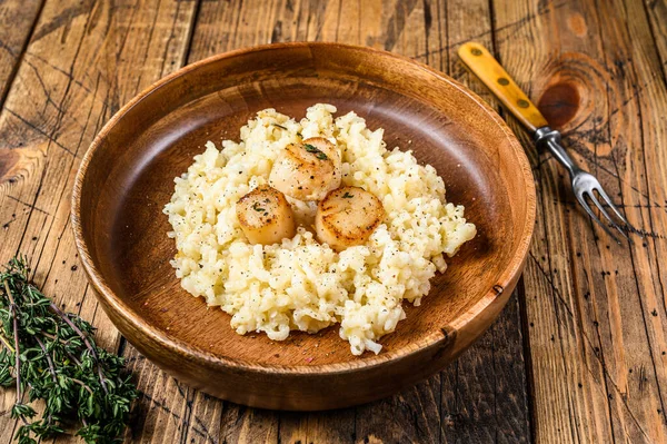 Risotto Italiano Com Vieiras Uma Panela Fundo Madeira Vista Superior — Fotografia de Stock